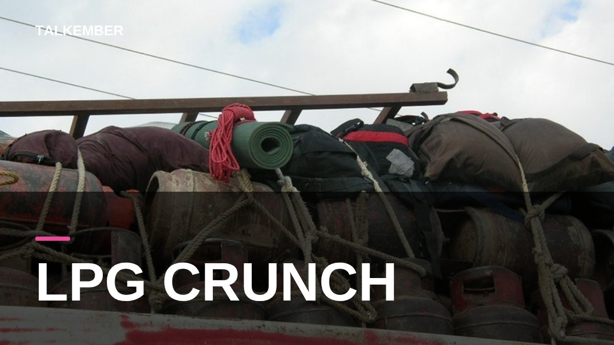 Gas cylinders and luggage tied on the roof of a vehicle at Taftan, Balochistan (file photo, 2006)
